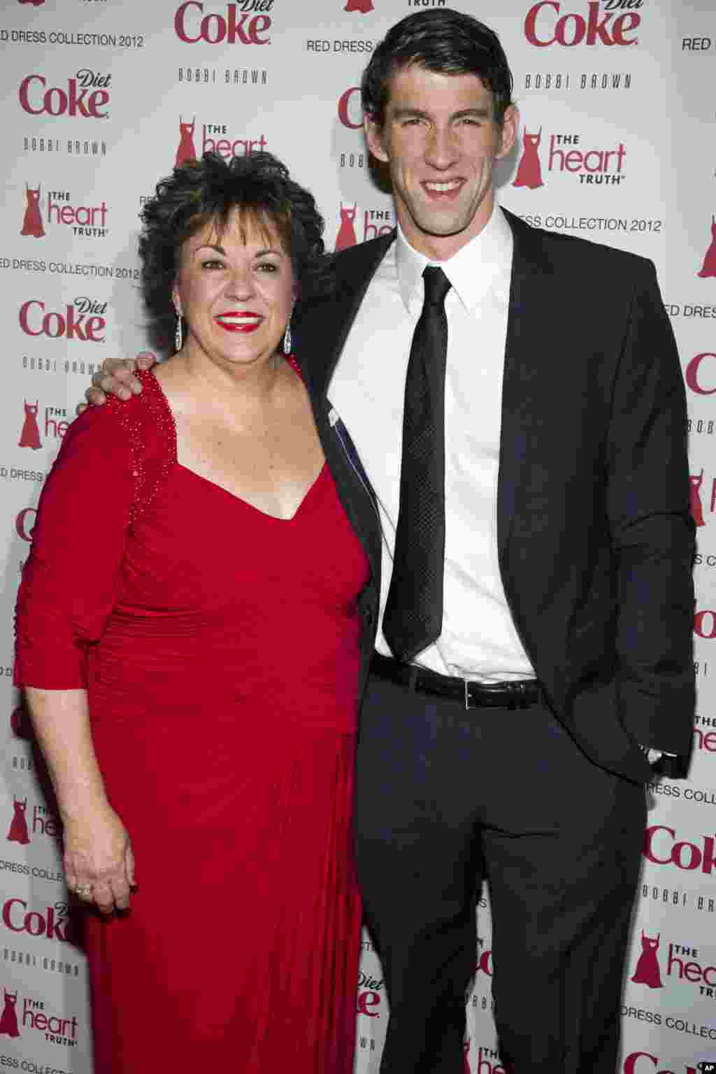 Michael Phelps dan ibunya Debbie Phelps menghadiri Heart Truth's Red Dress Collection, ajang amal bagi sebuah organisasi kesehatan jantung perempuan pada Fashion Week di New York (8/2).