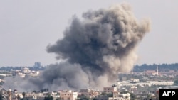 Asap mengepul setelah ledakan saat pemboman Israel di Rafah di Jalur Gaza selatan pada 18 Oktober 2023. (Foto: AFP)