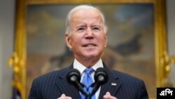 Presiden AS Joe Biden menyampaikan pidato terkait kebijakan pembatasan perjalanan di tengah merebaknya Omicron, varian baru COVID-19 di ruang Roosevelt Gedung Putih, Washington, 29 November 2021. (AP /Evan Vucci)