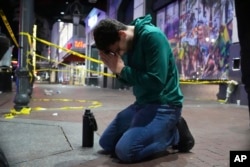 Matthias Hauswirth dari New Orleans berdoa di jalan dekat lokasi di mana sebuah kendaraan menabrak kerumunan di jalan Canal dan Bourbon di New Orleans, Rabu, 1 Januari 2025. (George Walker IV/AP)