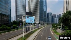 Suasana jalanan di Jakarta tampak sepi pada saat penerapan PPKM, 3 Juli 2021. (foto: Reuters).