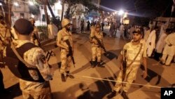 Pasukan Pakistan mengamankan lokasi ledakan di kota Karachi hari Sabtu (4/5). 