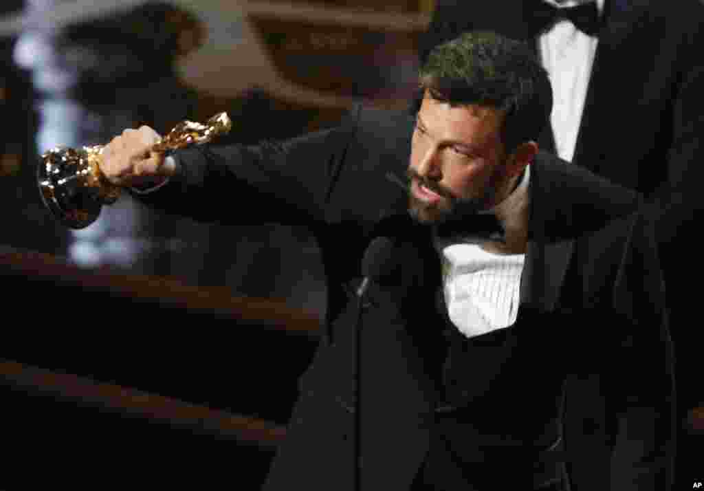Sutradara dan produser Ben Affleck menerima piala Oscar kategori film terbaik untuk "Argo" dalam Academy Awards ke-85 di Hollywood, California (24/2). (Reuters/Mario Anzuoni)