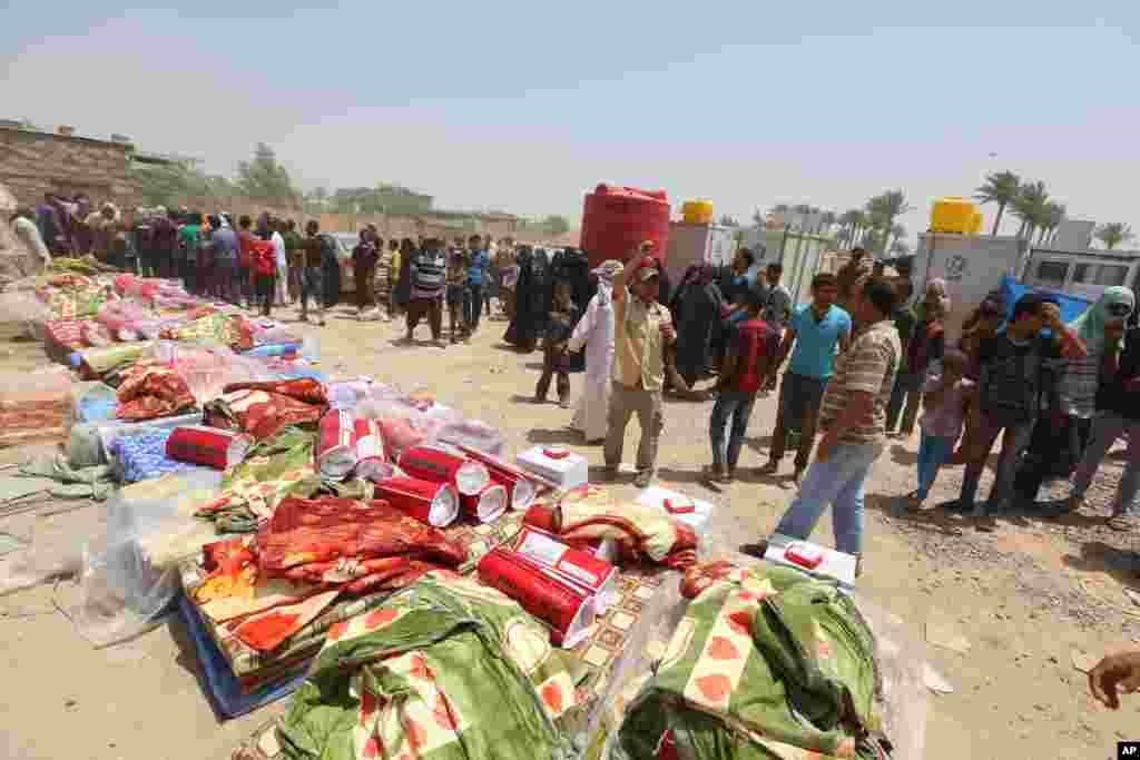 Displaced civilians from Ramadi wait to receive humanitarian aid from the United Nations in a camp in the town of Amiriyat al-Fallujah, west of Baghdad, May 22, 2015.