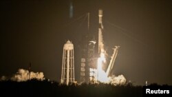 Roket SpaceX Falcon 9 diluncurkan dari Kennedy Space Center, Florida, pada 15 Januari 2025, membawa pendarat bulan Blue Ghost milik Firefly Aerospace dan pendarat Resilience milik ispace Jepang. (Foto: Steve Nesius/Reuters)