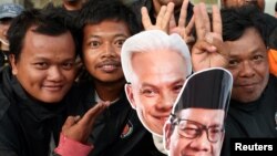 Para pendukung pasangan calon presiden Ganjar Pranowo dan Mahfud MD di Jakarta, 22 Desember 2023. (Foto: Ajeng Dinar Ulfiana/Reuters)