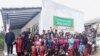 Anak-anak bersama warga suku Tengger di Dusun Ketuwon, Desa Ngadiwono, menyambut gembira penyerahan gedung sekolah baru dari Yayasan ALIT (Foto: VOA/ Petrus Risky)