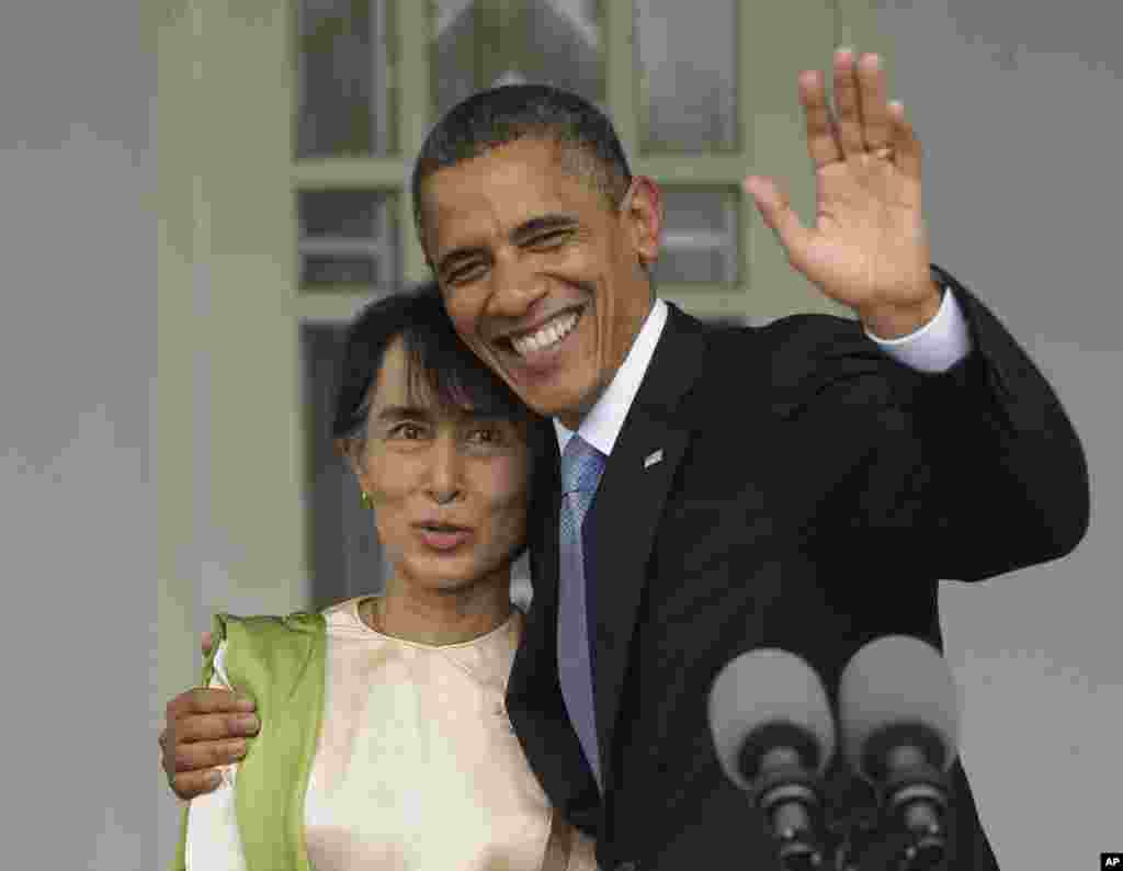 2012年11月19日,美国总统奥巴马(右)在缅甸民主运动领袖昂山素季在仰光的家中与她拥抱并向人们挥手致意。