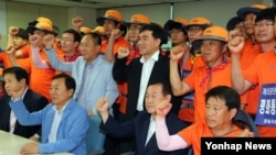 8일 서울 여의도 개성공단정상화촉구비대위 사무실에서 한재권 개성공단기업협회장과 국토대행진에 나섰던 개성공단 근로자들이 함께 파이팅 구호를 외치고 있다.