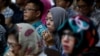 Seorang perempuan keluarga korban kecelakaan Lion Air JT610 tampak berdoa saat berlangsung konferensi pers di sebuah hotel di Jakarta, 5 November 2018. 