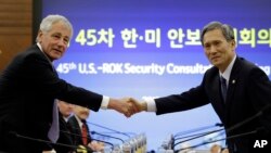 2일 서울에서 열린 제45차 미-한 안보협의회에 앞서 척 헤이글 미 국방장관(왼쪽)과 김관진 한국 국방장관이 악수하고 있다.