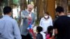 Premijer Albanije Edi Rama pruža poklon dečaku tokom posete smeštaju za izbeglice iz Avganistana u Golemu, 27. avgusta 2021.