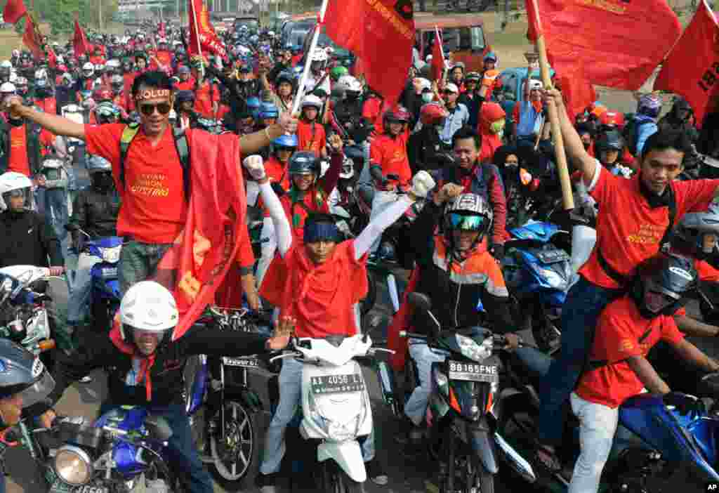 Para pekerja pabrik melakukan demonstrasi di Cikarang, Jawa Barat. 