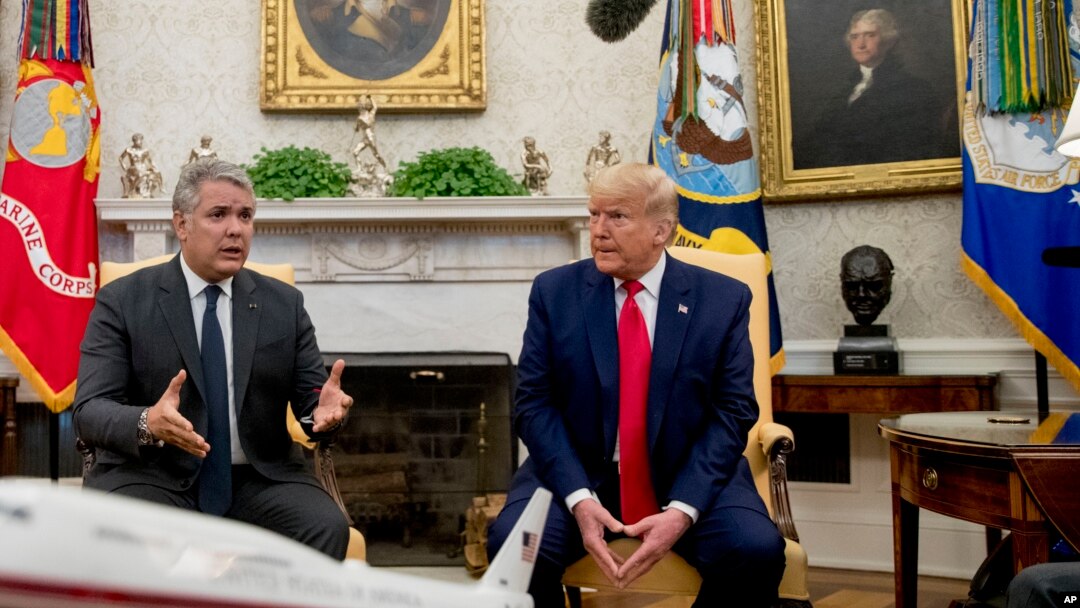 El mandatario de Colombia, Iván Duque (izq.) habló este lunes 2 de marzo sobre sus conversaciones con su homólogo de EE.UU., Donald Trump y funcionarios y empresarios estadounidenses.