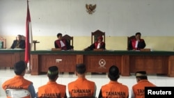 Lima laki-laki, bagian dari geng 14 orang yang didakwa atas pemerkosaan dan pembunuhan gadis remaja 14 tahun, disidang di Curup, dekat Bengkulu, September 2016. (Reuters/Kanupriya Kapoor)