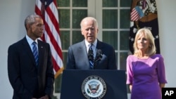 Wapres AS Joe Biden, didampingi istrinya Jill Biden dan Presiden AS Barack Obama, mengumumkan bahwa ia tak akan mencalonkan diri dalam Pilpres AS 2016, dalam pidato di Gedung Putih, Rabu (21/10).