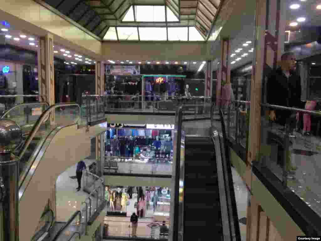 Stores were open in a shopping mall in Baneh, Iran, May 18, 2018, but it was virtually deserted. Local residents blame the lack of business on Tehran’s monthslong blockade of border footpaths, which Baneh shopkeepers have relied upon to import desirable goods from Iraq.