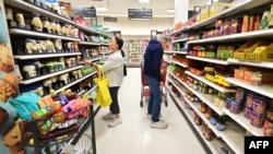 人們在加州Rosemead的一家零售店的食品區購物。 （資料照片：2024年1月19日）