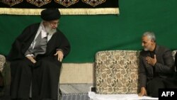 قاسم سلیمانی در کنار آیت الله خامنه‌ای