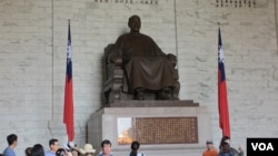 台灣中正紀念堂內的蔣介石銅像 （美國之音張永泰拍攝）