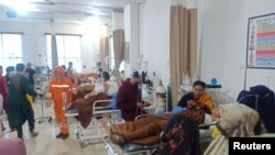 Para korban ledakan tungku smelter di PT ITSS mendapat perawatan di RSUD Morowali, Sulawesi Tengahm pada 24 Desember 2023. (Foto: Antara Foto/Faisal/via Reuters)
