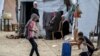 Anak-anak pengungsi Palestina sedang mendorong jeriken air di kamp penampungan di Rafah, bagian selatan Jalur Gaza, 30 April 2024 di tengah konflik antara Israel dan kelompok militan Hamas Palestina. (Foto: AFP)