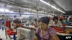 ရန်ကုန်အထည်ချုပ်စက်ရုံ တခုတွင် အလုပ်လုပ်နေသော အလုပ်သမားများ (မှတ်တမ်းဓာတ်ပုံ-စက်တင်ဘာ ၂၇၊ ၂၀၁၂)