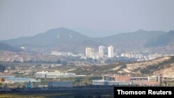 Kota Kaesong terlihat di belakang Kompleks Industri Kaesong antar-Korea, di seberang DMZ yang memisahkan Korea Utara dari Korea Selatan dalam gambar ini diambil dari observatorium Dora di Paju (Foto: Reuters)