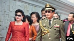 Perdana Menteri Kamboja Hun Sen mengamati pahatan lukisan di dinding seusai upacara pemotongan pita dalam peresmian "Win-Win Memorial" 29 Desember 2018.