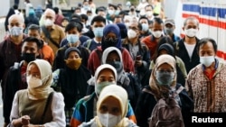 Ilustrasi - Orang-orang mengenakan masker berjalan melalui peron stasiun kereta api pada jam sibuk sore di tengah merebaknya varian Omicron COVID-19 di Jakarta, 3 Januari 2022. (REUTERS/Willy Kurniawan)