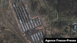 Foto satelit menunjukkan pergerakan pasukan Rusia dalam jumlah besar dekat perbatasan negara itu dengan Ukraina di Yelnya, Smolensk Oblast, Rusia (1/11). 