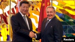 2014年7月22日,時任古巴總統勞爾·卡斯特羅(Raul Castro)(右)同中國國家主席習近平在古巴首都哈瓦那的革命宮會晤前握手。