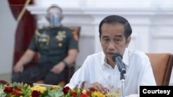 Presiden Joko Widodo dalam Rapat Terbatas di Istana Negara, Jakarta, Senin (16/11) mengimbau aparat penegak hukum untuk tegas menindak pelaku pelanggar protokol kesehatan (Biro Setpres).