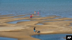 泰国东北地区湄公河沙洲上的游客。
