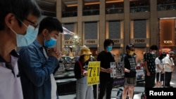 香港民主派抗議者在中國人大通過港版國安法後舉行一分鐘默哀。（2020年6月30日）