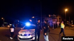 Policija postavlja kordon ispred Mančester arene gde je nastupala američka pevačica Ariana Grande. 