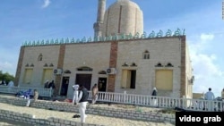 مسجد الروضه در سینای مصر که تحت حملۀ تندروان قرار گرفته است