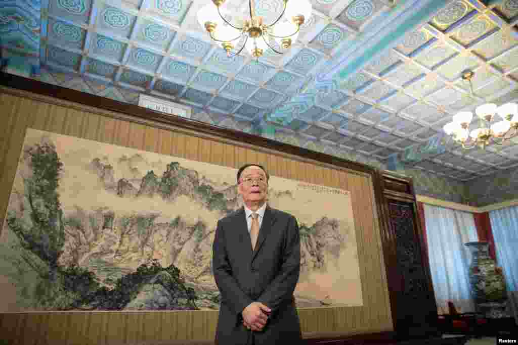 2018年8月27日,中国国家副主席王岐山在中南海等待会见秘鲁外长波波利西奥。 王岐山将会见美国华尔街高管 。而王岐山在过去几个月的贸易战中一直神隐。9月16日一些华尔街高管在中国的邀请下前往北京与中国官员和金融从业者见面。这个匆匆组织的会议旨在加强两国间的金融关系。会议由前中国人民银行行长周小川和前高盛主席约翰·桑顿主持。其中一些美方人员来自大型投资银行高盛、摩根士丹利,以及私募公司黑石集团。中方代表来自中国银行、中金公司、上交所等机构。一些美国高管计划在9月17日与中国副主席王岐山见面。