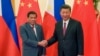 中国国家主席习近平在北京人大会堂与参加一带一路峰会的菲律宾总统杜特尔特握手。（2017年5月15日）
