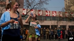 지난해 4월 북한에서 열린 평양 국제마라톤 대회에서 경기를 마친 선수들이 물을 마시고 있다. (자료사진)