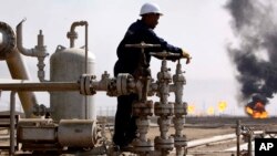 Seorang pekerja di fasilitas penyulingan minyak Rumaila dekat Basra, Irak (foto: ilustrasi). 