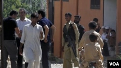Polisi Pakistan berjaga-jaga di sekitar lokasi bekas tempat tinggal Osama bin Laden di Abbottabad. Ke-3 isteri Osama kini berada dalam tahanan polisi Pakistan.