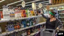 Seorang pelanggan berbelanja minuman beralkohol di sebuah supermarket di Istanbul, Turki (foto: ilustrasi). 