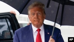 Eski ABD Başkanı Donald Trump 2020 seçimi sonuçlarını değiştirme çabalarıyla ilgili davada yargıç karşısına çıktı. Yöneltilen suçlamaları reddeden Trump “Bugün Amerika için çok üzücü bir gün” dedi, 3 Ağustos 2023.
