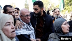 Tahanan Palestina terlama, Karim Younis, disambut di desanya, setelah dia dibebaskan dari penjara Israel hari ini, di Ara, Israel 5 Januari 2023. REUTERS/Ammar Awad