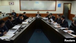 12일 북한의 핵실험 1시간 뒤 한국 청와대에서 이명박 대통령(가운데)이 긴급국가안전보장회의를 주재하고 있다.