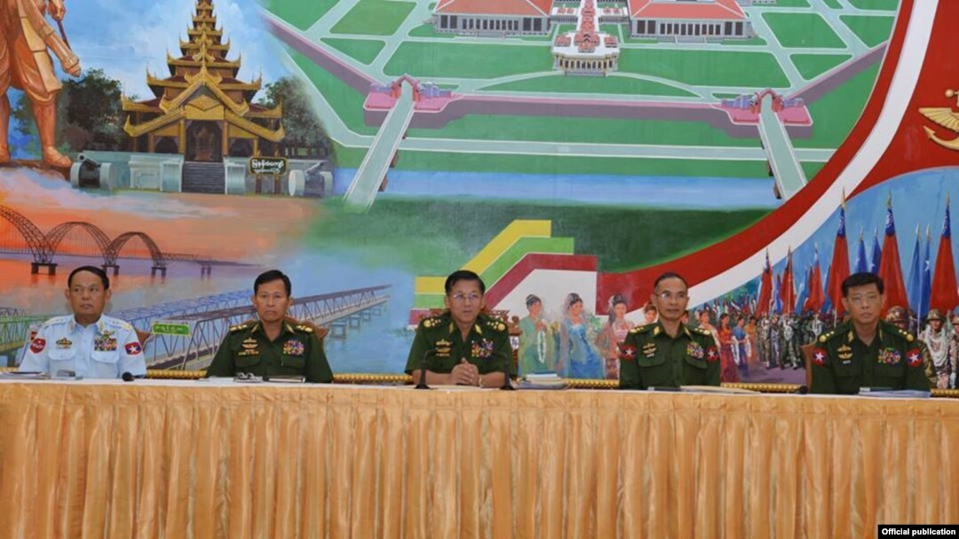 ဗိုလ်ချုပ်မှူးကြီးမင်းအောင်လှိုင် သတင်းစာရှင်းလင်းပွဲကျင်းပစဉ် (မေလ ၁၃ ရက် ၂၀၁၆)