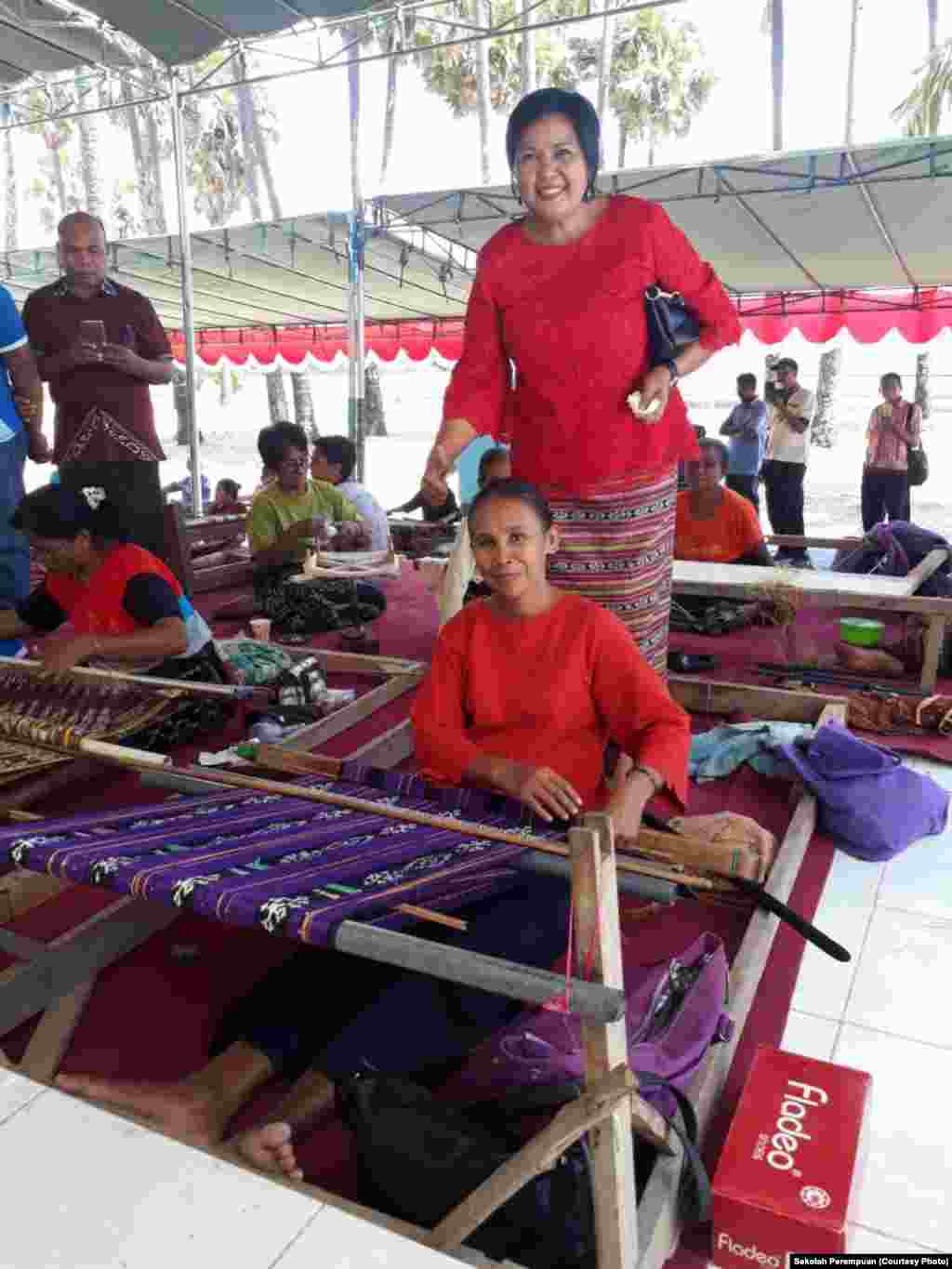 Peringatan Ulang Tahun ke-73 Republik Indonesia di Kupang dirayakan dengan membuat kompetisi tenun kain tradisional dengan tema “Satu Tenun, Satu Perjuangan Perempuan.” (Foto: Sekolah Perempuan)