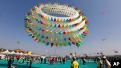 Warga India menyaksikan layang-layang raksasa yang tampil dalam Festival Layang-layang Internasional di Ahmadabad, India, 6 Januari 2019.