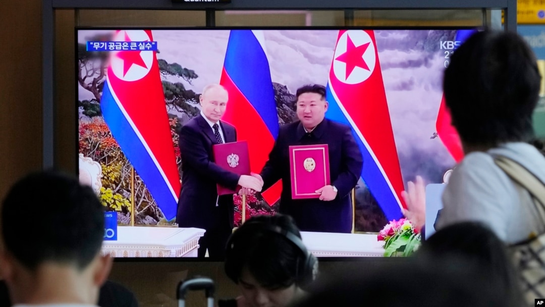 Kuzey Kore lideri Kim Jong Un ile Rusya Cumhurbaşkanı Vladimir Putin'in Pyongyang'daki görüşmesinden görüntü- 21 Haziran 2024 (ARŞİV).